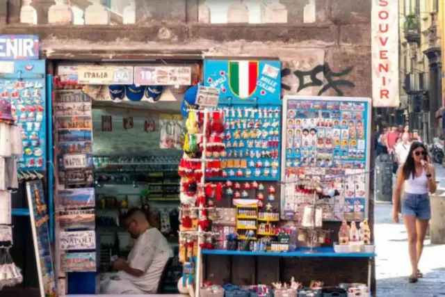 Stop a Roma per i negozi di souvenir