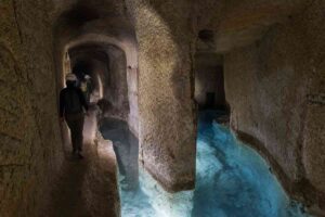 Nel sottosuolo del Celio, viaggio nei laghetti nascosti tra cave romane e bunker di guerra
