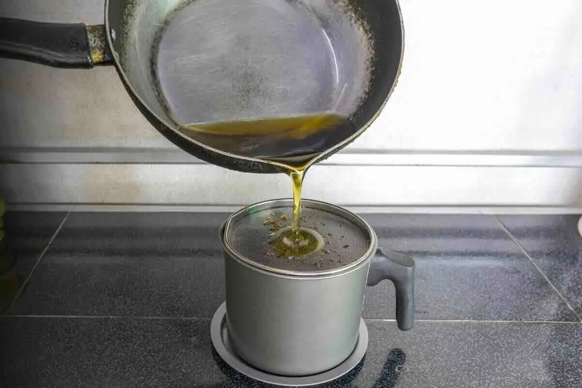Olio da cucina usato dove gettarlo