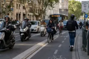 Roma, il boom delle due ruote cambia la mobilità urbana: crescono scooter, bici e monopattini