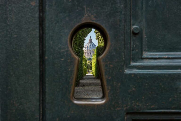 Roma insolita, guida ai luoghi più strani: cripte, illusioni ottiche e architetture fuori dall’ordinario