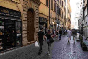 Roma proroga fino al 2029 lo stop a minimarket e souvenir nel centro storico