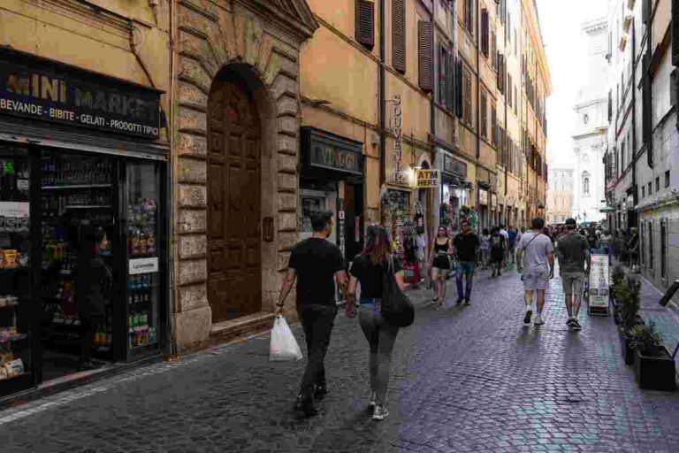 Roma proroga fino al 2029 lo stop a minimarket e souvenir nel centro storico