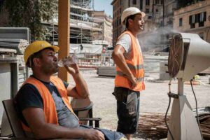 Roma, scatta l’ordinanza anti-caldo: pause obbligatorie nei cantieri e mappa dei luoghi refrigerati