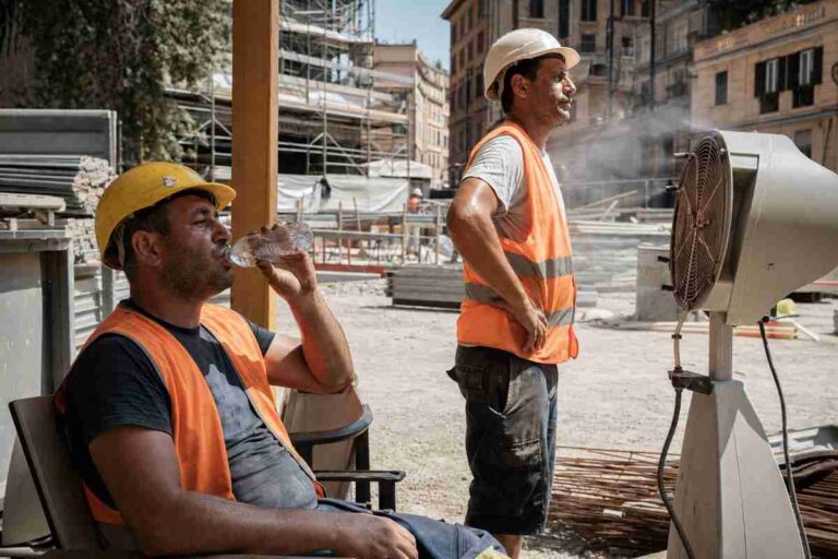 Roma, scatta l’ordinanza anti-caldo: pause obbligatorie nei cantieri e mappa dei luoghi refrigerati