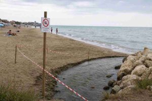 Torvaianica, ordinanza 2026: le 5 zone dove la balneazione è vietata e cosa cambia sulle spiagge
