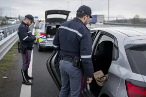 Truffa del finto finanziere a un’anziana, coppia arrestata dopo inseguimento sulla A1