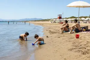 Bandiere Verdi 2026, il Lazio porta a 10 le spiagge a misura di bambino: 8 sono nel pontino