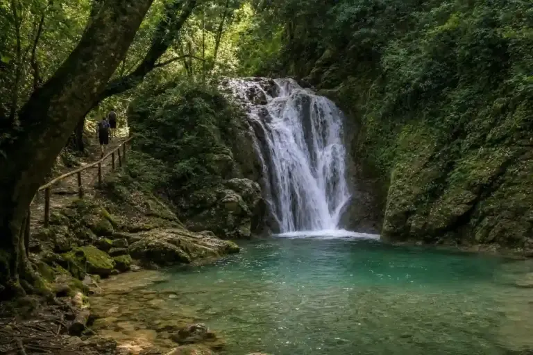 Cascate vicino Roma e nel Lazio: la guida 2026 tra sentieri facili, angoli nascosti e accessi da verificare