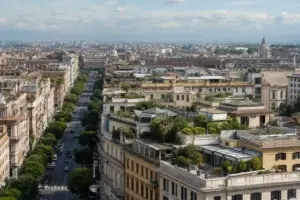 Panorama di Roma con viale alberato e palazzi storici, tetti e terrazze con giardini sullo sfondo