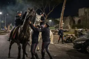 Cavalli in fuga a Roma, i quattro vigili esclusi dalla parata del 2 giugno dopo l'incidente dei petardi