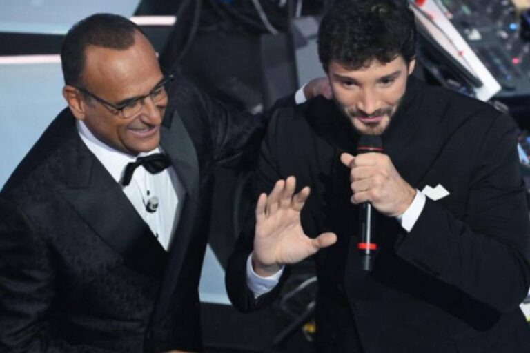 De Martino e Carlo Conti a Sanremo 2026 durante il passaggio di consegne della presentazione