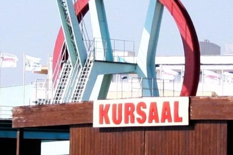 L'ingresso del Kursaal di Ostia con la struttura del trampolino per i tuffi