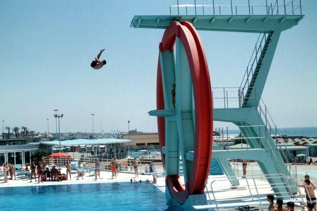 Il Kursaal di Ostia con la struttura del trampolino per i tuffi, quando ancora era in funzione
