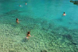 Lago roma incastonato natura acqua cristallina Dailybest.it