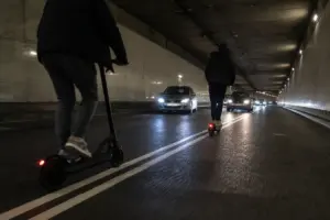 Monopattini contromano nella Galleria Giovanni XXIII, il video che riaccende l’allarme sicurezza