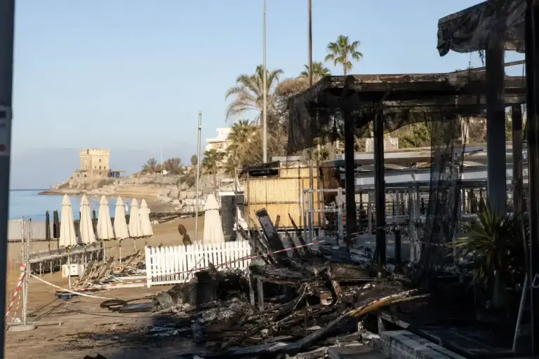 Ostia 2026, l’estate dei lidi fantasma: come bandi, ricorsi e roghi hanno paralizzato il litorale