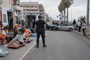 Ostia, auto in fuga dalla polizia travolge due minorenni sul marciapiede: arrestati due uomini