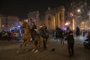 Roma, la confessione dell’istruttore dei vigili che ha acceso i botti a Caracalla: il profilo, il concorso e le possibili accuse