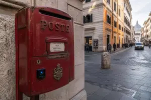 Roma, le cassette postali diventano smart: meno raccolte, sensori anti-passaggi a vuoto e dati sull’aria