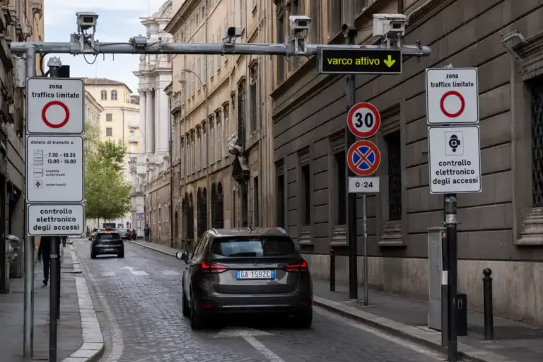 Roma, nuovi varchi Ztl in uscita: dove scattano le telecamere anti furbetti da via Giulia a via Cavour