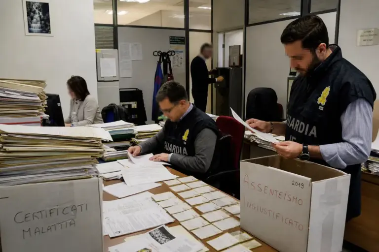 Roma, scandali a catena nella pubblica amministrazione: dai certificati falsi ai cartellini truccati