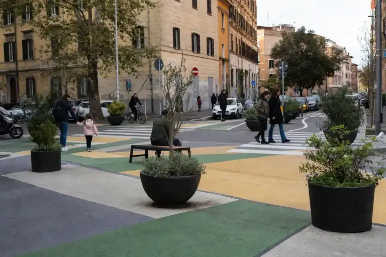 Spazi a Colori, 196 proposte per ridisegnare Roma: dove la città prova a togliere spazio alle auto