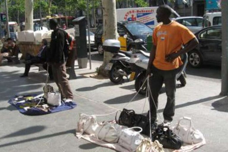Una immagine di un gruppo di commercianti abusivi