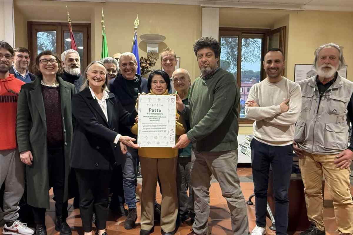 Una immagine della firma del patto di collaborazione tra il Comune di Roma e alcune associazioni e comitati del territorio, un patto di collaborazione per la gestione dell'area -- Casa del parco di Centocelle, firmato un patto di collaborazione per la gestione https://www.romatoday.it/politica/casa-del-parco-centocelle-come-sara.html © RomaToday
