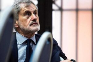 Gianni Alemanno in una immagine all'interno del carcere con la barba