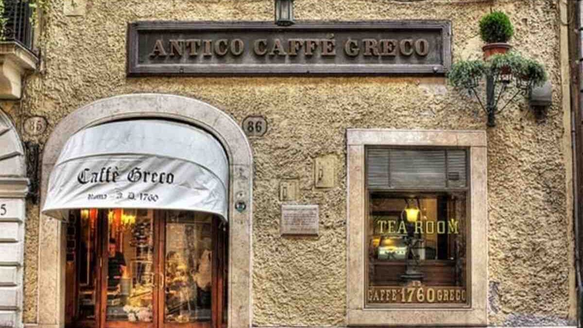 Una immagine del Caffè Greco, storico locale di Roma in Via Condotti, ora rimesso sul mercato