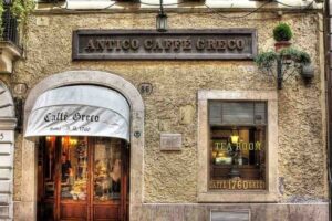 Una immagine del Caffè Greco, storico locale di Roma in Via Condotti, ora rimesso sul mercato