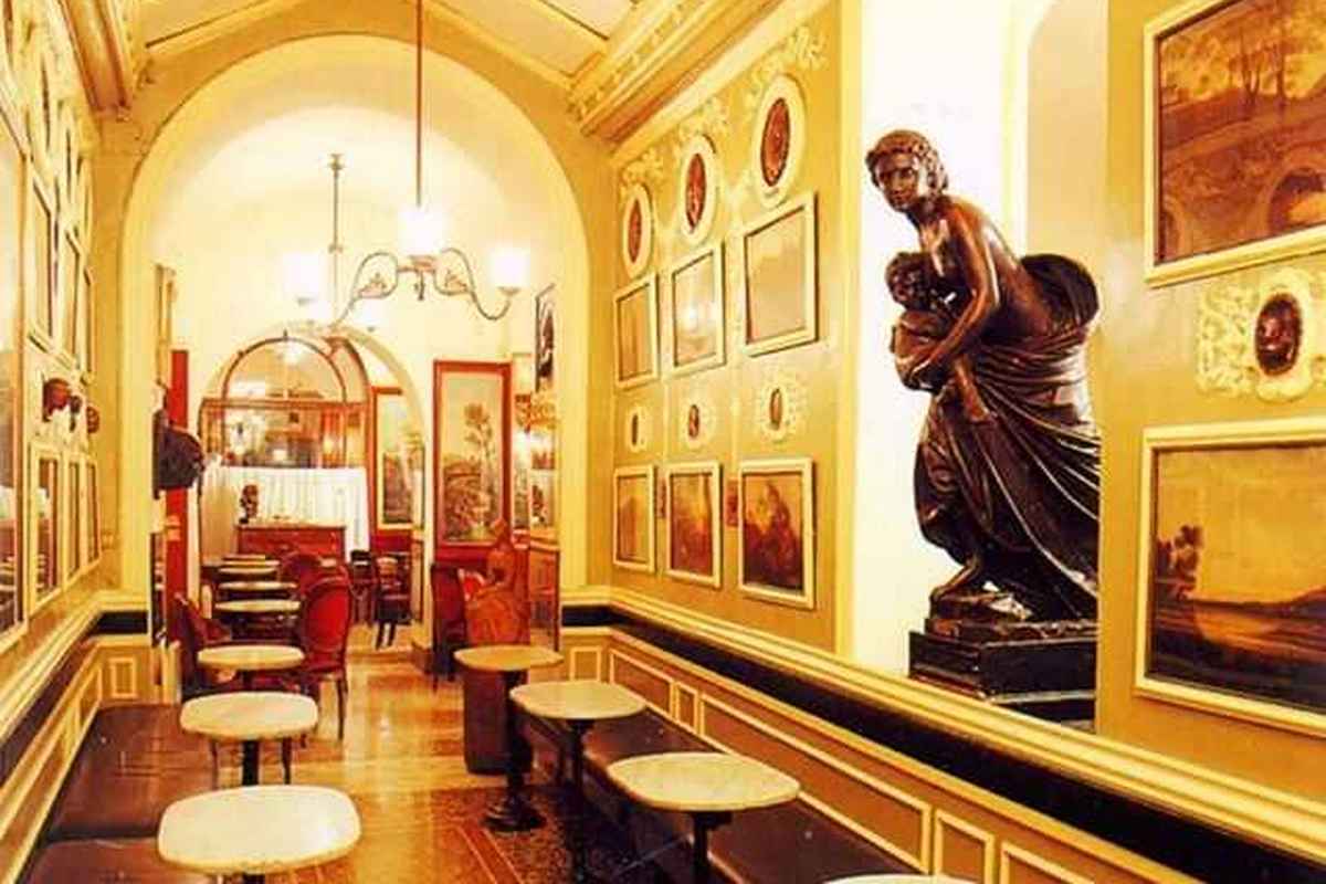 Gli interni dell'Antico Caffè Greco, con il suo patrimonio di arredi, opere d’arte e cimeli custoditi