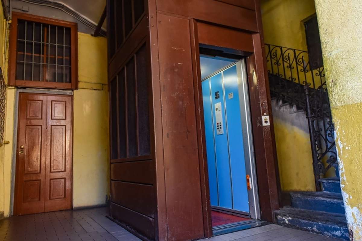 Un impianto ascensore bloccato all'interno di un edificio di case popolari