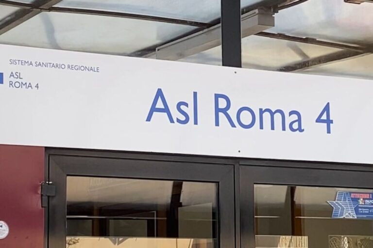 Ingresso della sede ASL Roma 4 con insegna del Sistema Sanitario Regionale