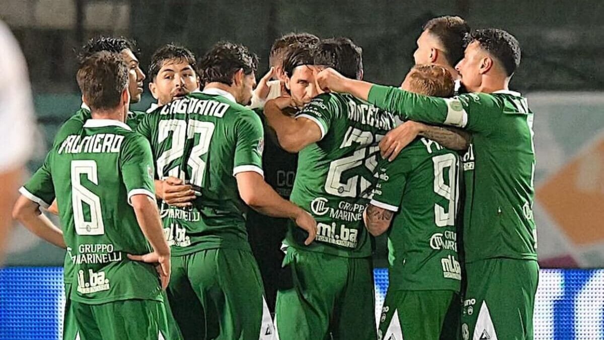 Una foto di una partita dell'Unione Sportiva Avellino 1912, meglio nota come Avellino, società calcistica italiana con sede nella città di Avellino. Milita in Serie B