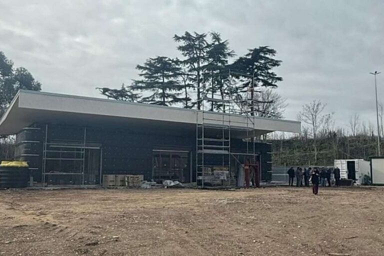 L’ex distributore Agip, trasformato nella Casa del Parco grazie ai fondi del PNRR, ospiterà un bar e servizi per i cittadini. ©Comune di Roma