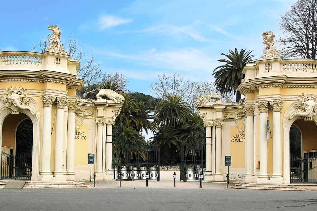 L'ingresso del Bioparco, noto storicamente come Giardino zoologico. E' il giardino zoologico di Roma situato nella porzione settentrionale di villa Borghese e gestito dall'omonima fondazione controllata da Roma Capitale