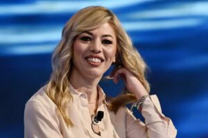 Maria Rosaria Boccia ha 41 anni, è nata a Pompei e ha un background molto variegato, che rivela interessi verso la moda, la medicina estetica, la politica.