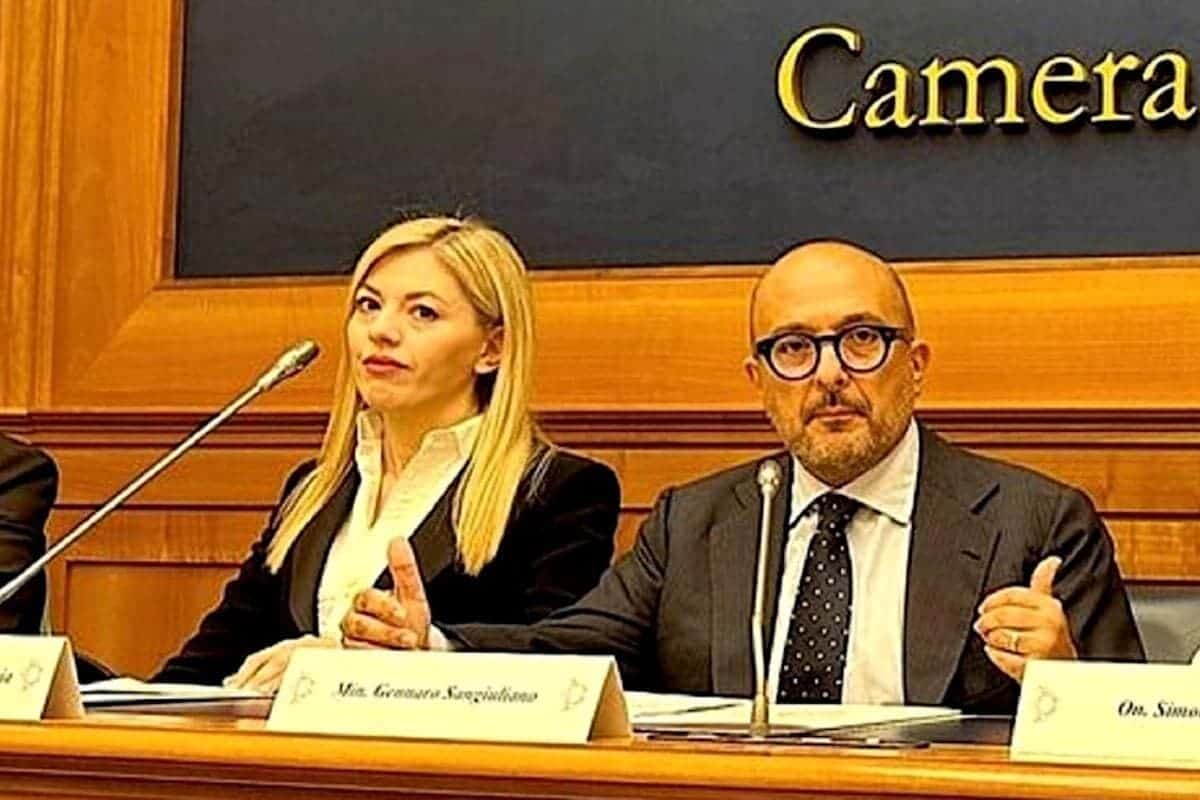 Maria Rosaria Boccia ritratta con l'allora ministro Sangiuliano durante una conferenza stampa alla Camera dei Deputati