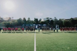 Due squadre di calcio schierate a centrocampo durante la premiazione della MetLife Cup