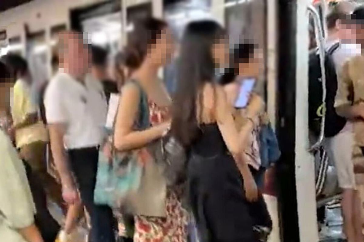 Folla con volti oscurati sulla banchina della metropolitana di Roma, immagine simbolo dei borseggi sui mezzi pubblici