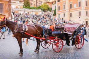 Una botticella romana in Piazza di Spagna, davanti alla scalinata