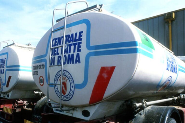 Cisterne del trasporto latte con logo della Centrale del Latte di Roma