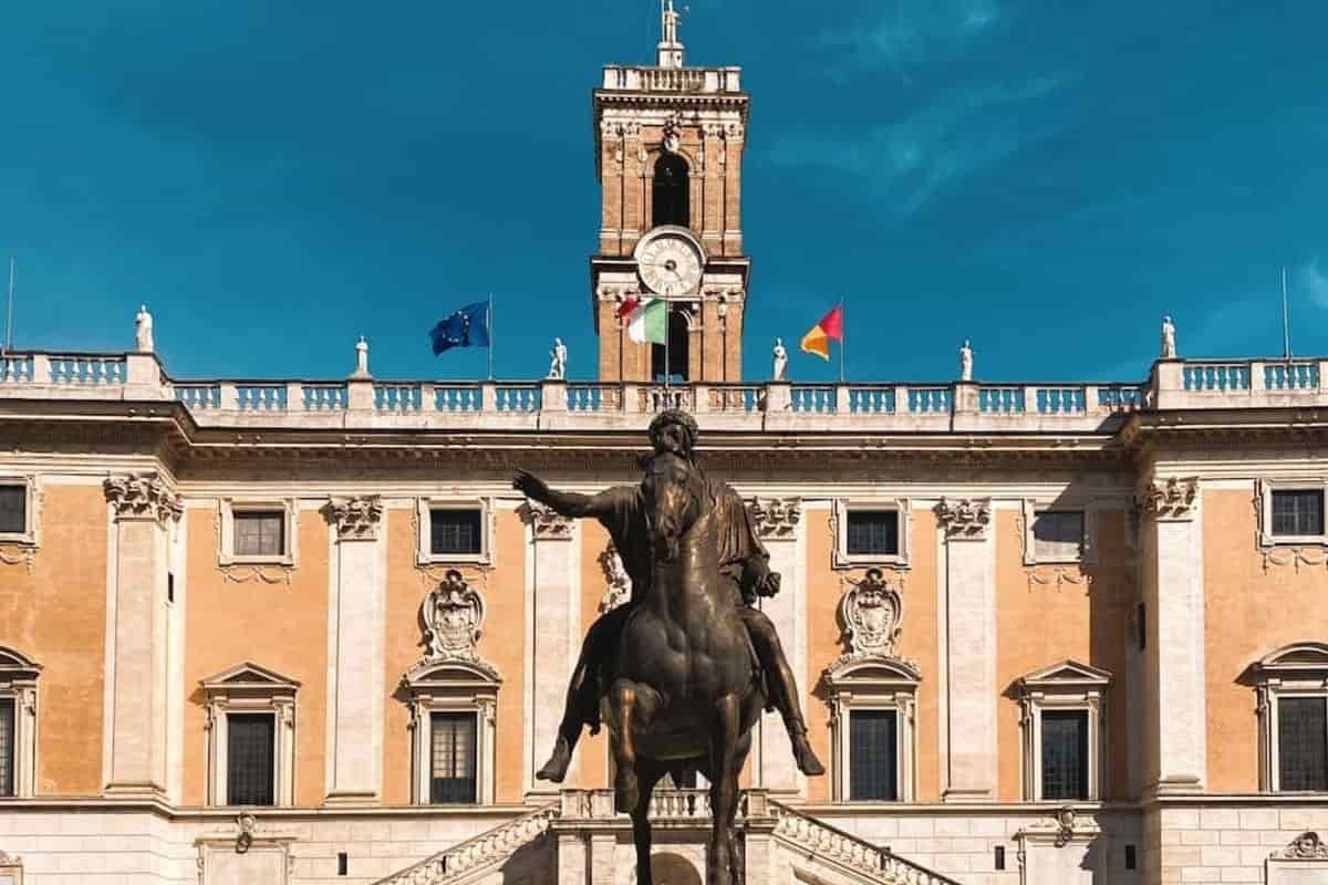 Piazza del Campidoglio con il palazzo e la statua equestre
