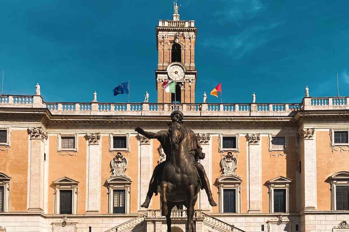 Palazzo Senatorio in Campidoglio a Roma con la statua equestre di Marco Aurelio in primo piano