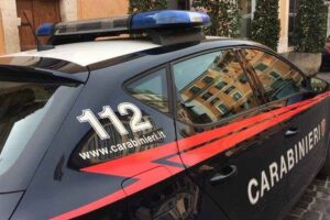Auto dei Carabinieri con scritta 112 parcheggiata in una strada del centro storico di Roma