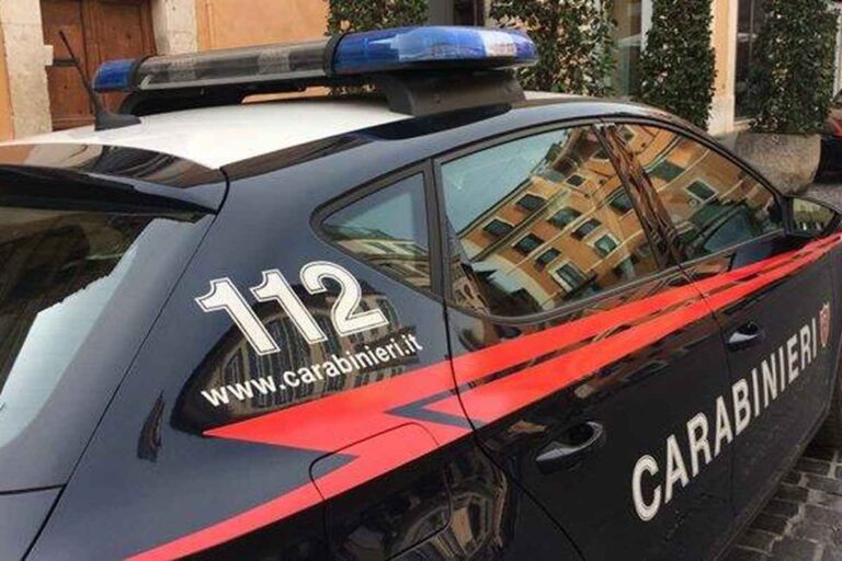 Auto dei Carabinieri con scritta 112 parcheggiata in una strada del centro storico di Roma