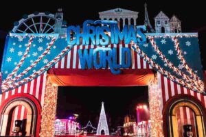Ingresso del villaggio di Natale Christmas World con insegna luminosa e decorazioni a tema