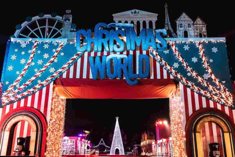 Ingresso del villaggio di Natale Christmas World con insegna luminosa e decorazioni a tema